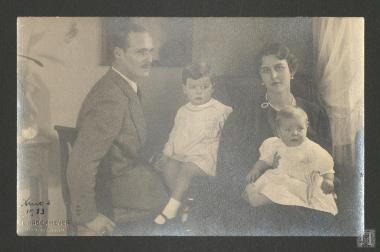 Carte postale. Φωτογραφία της Πριγκίπισσας Καικιλίας της Ελλάδας και της Δανίας  με τον σύζυγό της  Γεώργιο Δονάτο  Διάδοχο του Μεγάλου Δουκάτου της Έσσης και τα παιδιά τους