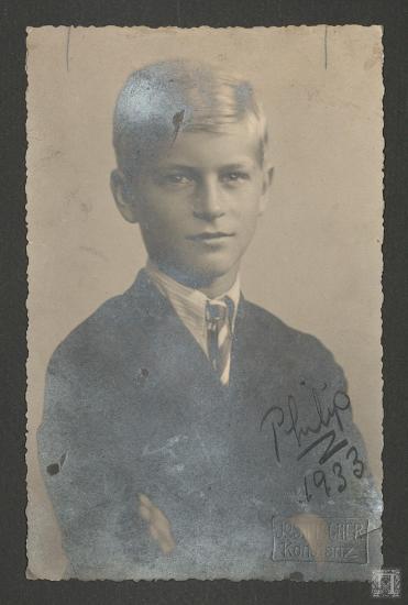 Εορταστική carte postale από τον Πρίγκιπα Ανδρέα προς τον παππού μου, Θάνο Πετραλιά, για τα Χριστούγεννα του 1933 και το Νέο Έτος. 
Ο εικονιζόμενος είναι ο δωδεκάχρονος  μαθητής  Πρίγκιπας Φίλιππος (πατέρας του Βασιλέως της Αγγλίας Καρόλου Γ’) με την ιδιόχειρη υπογραφή του (Philip) και την ημερομηνία (1933)