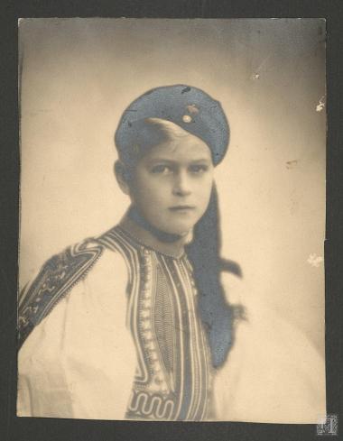 Πρίγκιπας Φίλιππος της Ελλάδας και της Δανίας (μετέπειτα σύζυγος της Βασίλισσας  Ελισάβετ Β΄ του Ηνωμένου Βασιλείου και Δούκας του Εδιμβούργου)