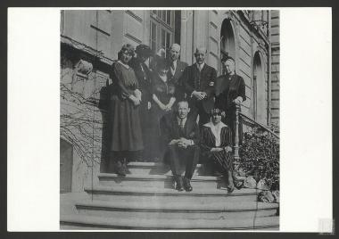 Μέλη της ελληνικής βασιλικής οικογένειας στην εξορία στο Baden της Ελβετίας. Διακρίνονται ο Βασιλεύς Κωνσταντίνος  Α', η Βασίλισσα Σοφία, ο  Διάδοχος Γεώργιος Β΄ και η σύζυγος του Ελισάβετ