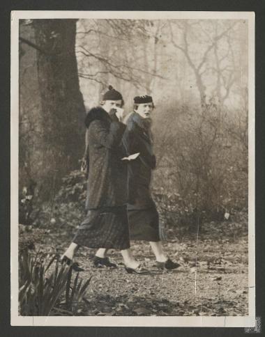 Πριγκίπισσα Όλγα της Γιουγκοσλαβίας και Πριγκίπισσα Μαρίνα Δούκισσα του Κεντ
(κόρες του Πρίγκιπα Νικολάου της Ελλάδας)