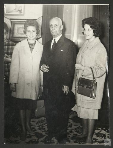 Παύλος Λελούδας (Αυλάρχης Βασίλισσας Φρειδερίκης), Φάνη Πάλλη-Πετραλιά (αριστερά) και Τίτη Ψιλάκη-Πετραλιά (δεξιά)