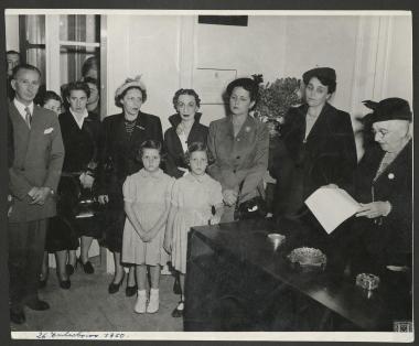 Δ. Μεσσινέζη, Μ. Παπάγου, Α. Μαρκεζίνη, (Φάνη-Τίτη Πετραλιά), Γεώργιος Δράκος και συνεργάτες του φιλανθρωπικού ιδρύματος 