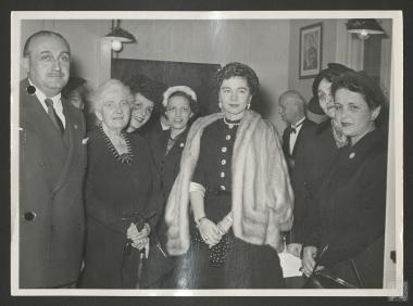 Βασίλισσα Φρειδερίκη, Δ. Μεσσινέζη, Επαμεινώνδας και Νίνα Πετραλιά, Μ. Παπάγου, Χρ. Κατσάμπα του φιλανθρωπικού ιδρύματος 