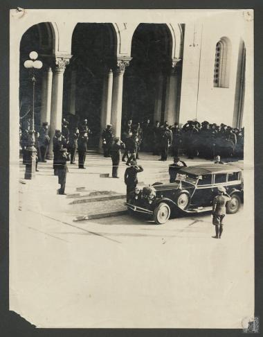 Βασιλεύς Γεώργιος Β΄, εξερχόμενος από την Μητρόπολη Αθηνών