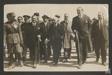 Ο Θάνος Πετραλιάς με προσωπικότητες της εποχής. (από αριστερά): Στρατηγός Γεώργιος Κουρούκλης, Θάνος Πετραλιάς, Παναγής Τσαλδάρης και Κωνσταντίνος Κοτζιάς