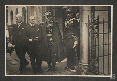 Η τριμελής επιτροπή από την Ελλάδα στο Λονδίνο μετά τη συνάντηση  με τον Βασιλέα Γεώργιο Β΄