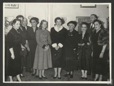 Βασίλισσα Φρειδερίκη, Πριγκίπισσα Σοφία, Επαμεινώνδας Πετραλιάς μαζί με εθελόντριες του φιλανθρωπικού ιδρύματος 