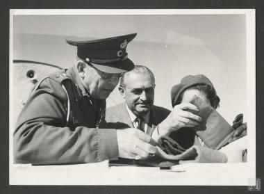 Βασιλεύς Παύλος, Επαμεινώνδας Πετραλιάς με την εθελόντρια κ. Βρέλλα  του φιλανθρωπικού ιδρύματος 