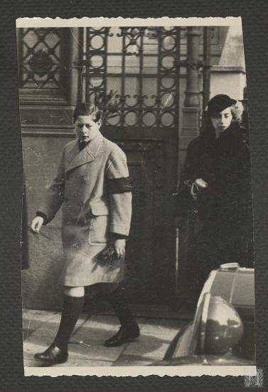 Διάδοχος Μιχαήλ Ρουμανίας (μετέπειτα Βασιλεύς Μιχαήλ Α΄ της Ρουμανίας) με τη μητέρα του Πριγκίπισσα Ελένη της Ελλάδας και της Δανίας (κόρη Βασιλέως Κωνσταντίνου Α΄)