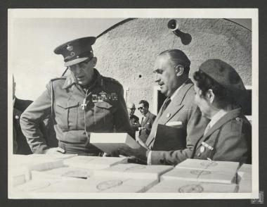 Βασιλεύς Παύλος, Επαμεινώνδας Πετραλιάς με την εθελόντρια κ. Βρέλλα του φιλανθρωπικού ιδρύματος 