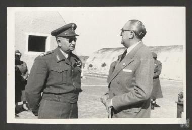 Στρατιωτικός διοικητής και Επαμεινώνδας Πετραλιάς συνομιλώντας κατά την επίσκεψή τους σε στρατόπεδο