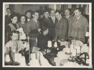 Επαμεινώνδας Πετραλιάς και Μαρία Παπάγου σε επίσκεψη του εργαστηρίου όπου γυναίκες ράβουν τις χλαίνες και τις φανέλλες για τους φαντάρους