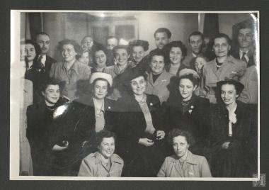 Βασίλισσα Φρειδερίκη, Επαμεινώνδας Πετραλιάς, Δώρα Μεσσινέζη, Νίνα Πετραλιά, Χριστίνα Μούτσου, Μαρία Παπάγου, Χ. Κατσάμπα