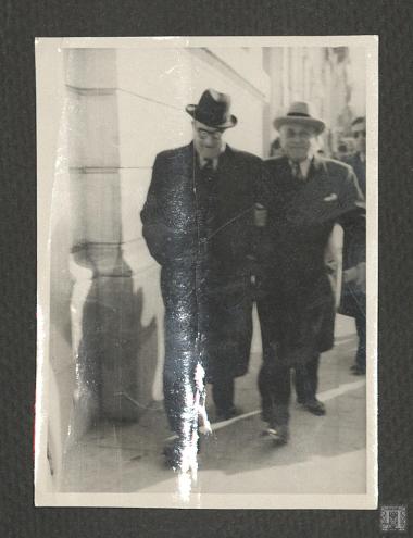 Θάνος Πετραλιάς (δεξιά)