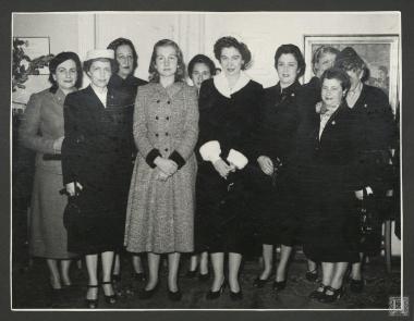 Βασίλισσα Φρειδερίκη, Πριγκίπισσα Σοφία και Νίνα Πετραλιά μαζί με εθελόντριες του φιλανθρωπικού  ιδρύματος 