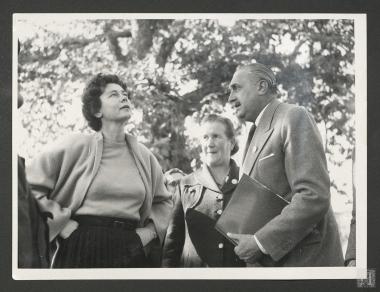 Βασίλισσα Φρειδερίκη και  Επαμεινώνδας Πετραλιάς μαζί με την Πρόεδρο του τοπικού παραρτήματος του φιλανθρωπικού ιδρύματος 