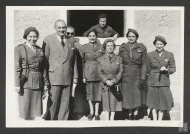 Επαμεινώνδας Πετραλιάς, με εθελόντριες του φιλανθρωπικού ιδρύματος 