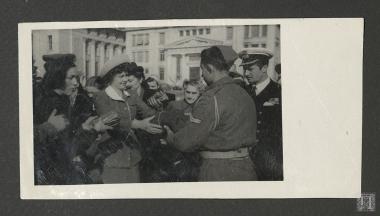 Βασίλισσα Φρειδερίκη, προσφέροντας δέματα του φιλανθρωπικού ιδρύματος 