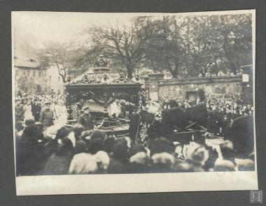 Πομπή προς το κοιμητήριο της πόλης Görlitz της Γερμανίας για την ταφή του Συνταγματάρχη και Διοικητή του Δ΄ Σώματος Στρατού Ανατολικής Μακεδονίας  Ιωάννη Χατζόπουλου