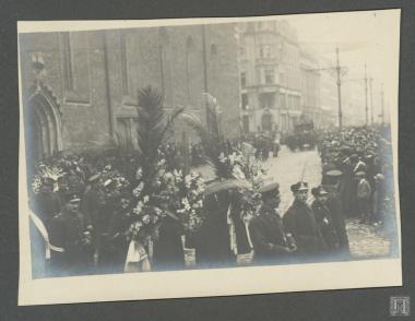 Νεκρώσιμη πομπή του Συνταγματάρχη και Διοικητή του Δ΄ Σώματος Στρατού Ανατολικής Μακεδονίας Ιωάννη Χατζόπουλου προς το Κοιμητήριο της πόλης Görlitz