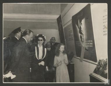 Βασιλεύς Παύλος και Βασίλισσα Φρειδερίκη, Πρίγκιπας Κωνσταντίνος , Πριγκίπισσα Σοφία και Επαμεινώνδας Πετραλιάς στην έκθεση για την προσφορά του φιλανθρωπικού ιδρύματος 