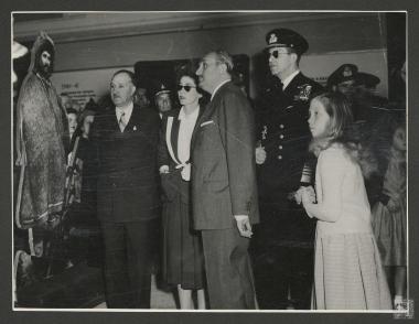 Βασιλεύς Παύλος και Βασίλισσα Φρειδερίκη, Πρίγκιπας Κωνσταντίνος , Πριγκίπισσα Σοφία και Επαμεινώνδας Πετραλιάς στην έκθεση για την προσφορά του φιλανθρωπικού ιδρύματος 