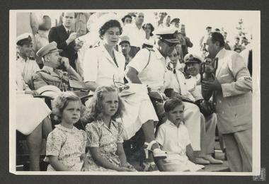 Βασιλεύς Παύλος, Βασίλισσα Φρειδερίκη Πριγκίπισσα Ειρήνη και Πριγκίπισσα Σοφία, Πρίγκιπας Κωνσταντίνος και Επαμεινώνδας Πετραλιάς