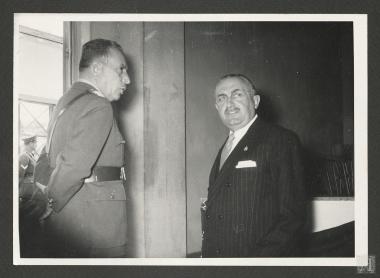 Επαμεινώνδας Πετραλιάς, συνομιλώντας με Στρατιωτικό