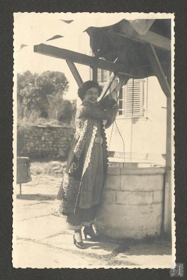 Βασίλισσα Φρειδερίκη,  με παραδοσιακή ενδυμασία