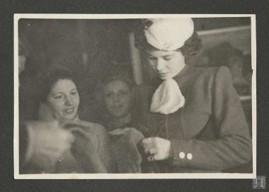 Η Α. Β. Υ η Πριγκίπισσα Φρειδερίκη κατά την επιθεώρησή της στο φιλανθρωπικό ίδρυμα 