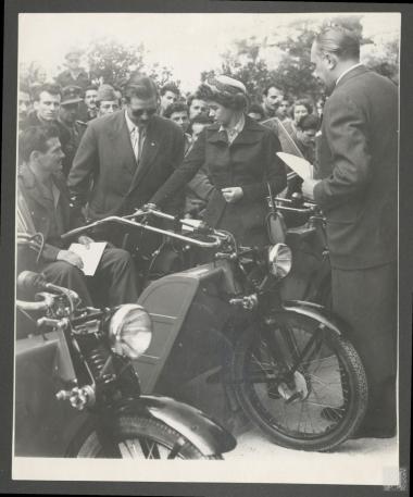 Παράδοση αμαξιδίων σε αναπήρους πολέμου από το φιλανθρωπικό  ίδρυμα 