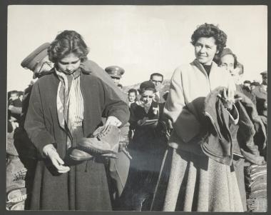 Βασίλισσα Φρειδερίκη και Πριγκίπισσα Σοφία μοιράζουν χλαίνες και άρβυλα στους Έλληνες στρατιώτες