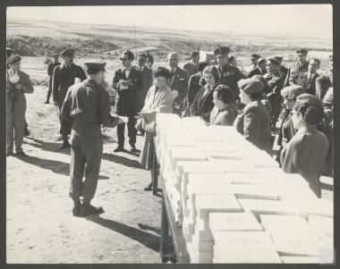 Βασιλεύς Παύλος, Βασίλισσα Φρειδερίκη, Πριγκίπισσα Σοφία, Επαμεινώνδας Πετραλιάς και εθελόντριες του φιλανθρωπικού ιδρύματος 