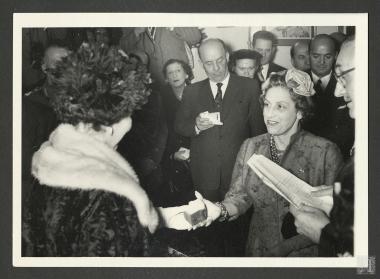 Η Νίνα Πετραλιά λαμβάνει από την Βασίλισσα Φρειδερίκη κομμάτι από τη Βασιλόπιτα, σε εκδήλωση του φιλανθρωπικού ιδρύματος 