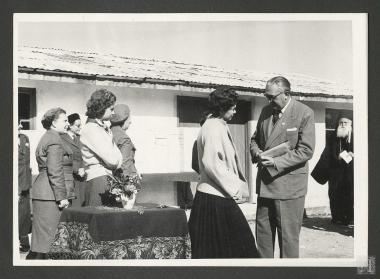 Βασίλισσα Φρειδερίκη, Πριγκίπισσα Σοφία, Επαμεινώνδας Πετραλιάς και εθελόντριες του φιλανθρωπικού ιδρύματος 