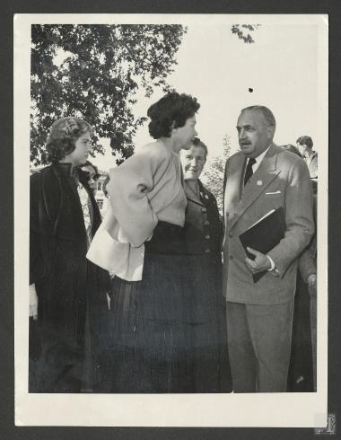 Βασίλισσα Φρειδερίκη, Πριγκίπισσα Σοφία και Επαμεινώνδας Πετραλιάς με εθελόντριες του φιλανθρωπικού ιδρύματος 