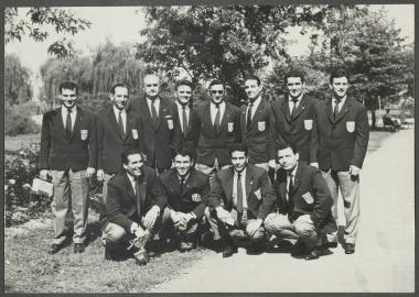 Εθνική ομάδα πόλο με τον Επαμεινώνδα Πετραλιά ως αρχηγός της αποστολής