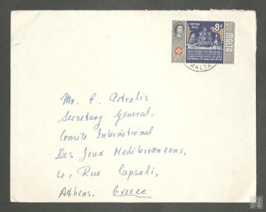 Ταχυδρομικός φάκελος προς τον Γενικό Γραμματέα της Διεθνούς  Επιτροπής Μεσογειακών Αγώνων.  Δεξιά διακρίνεται γραμματόσημο της Μάλτας  που απεικονίζει την Βασίλισσα του Ηνωμένου Βασιλείου Ελισάβετ
