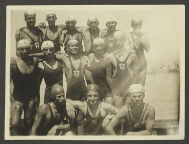 Αθλητικοί αγώνες Ναυτικού Ομίλου Πατρών. Διακρίνεται ο Επαμεινώνδας Πετραλιάς με συναθλητές του