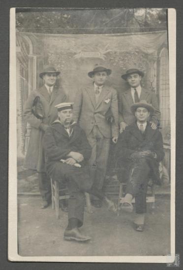 Παρέα Πατρινών: Rido Δεσπόζητος, Επαμεινώνδας Πετραλιάς, Φωτεινός Οικονομόπουλος, Αλκαίος Αγγελόπουλος, Στραβοσκιάδης