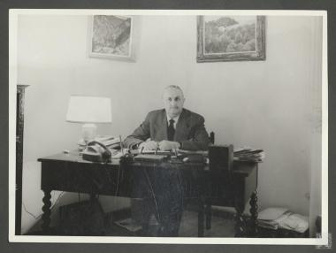 Επαμεινώνδας Πετραλιάς στο γραφείο της κατοικίας του