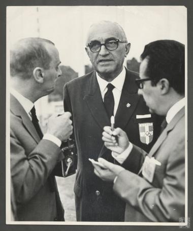 Επαμεινώνδας Πετραλιάς ομιλών σε δημοσιογράφους