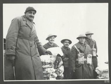 Επαμεινώνδας Πετραλιάς, με τους φαντάρους στο Μέτωπο