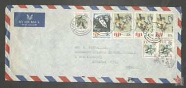 Ταχυδρομικός φάκελος από τον Σύνδεσμο Αθλημάτων των Νήσων Φίτζι με γραμματόσημα που απεικονίζουν την Βασίλισσα του Ηνωμένου Βασιλείου Ελισάβετ Β'  προς τον Πρόεδρο της Διεθνούς Ολυμπιακής Ακαδημίας Επαμεινώνδα Πετραλιά