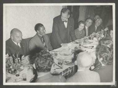 Τένσινγκ Νοργκέι (ο πρώτος άνθρωπος που πάτησε στην κορυφή του όρους Έβερεστ μαζί με τον Έντμουντ Χίλαρι), Ιωάννης Κετσέας (Πρόεδρος Ελληνικής Ολυμπιακής Επιτροπής) και η Νίνα Πετραλιά