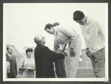 Επαμεινώνδας Πετραλιάς απονέμοντας μετάλλιο στους Μεσογειακούς Αγώνες της Τύνιδας