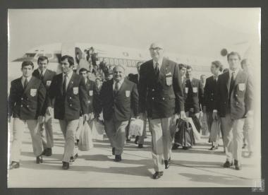 Επαμεινώνδας Πετραλιάς (Αρχηγός ελληνικής αποστολής) επιστρέφοντας με 'Ελληνες αθλητές των Μεσογειακών αγώνων