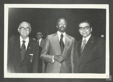 Επαμεινώνδας Πετραλιάς με τον πρόεδρο της Ολυμπιακής Επιτροπής της Ακτής Ελεφαντοστού Louis Guirandou και το Νίκο Φιλάρετο