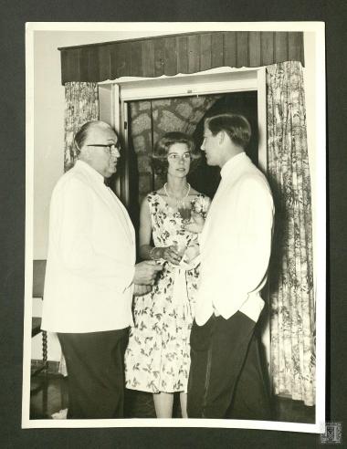 Χοροεσπερίδα στον Ιππικό όμιλο. Ο Διάδοχος Κωνσταντίνος, η Πριγκίπισσα Ειρήνη μαζί με τον Επαμεινώνδα Πετραλιά